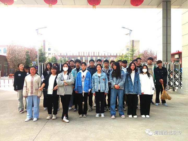 創(chuàng)文明城市，建美麗校園——西北新世紀(jì)開展校園衛(wèi)生大掃除活動(dòng)